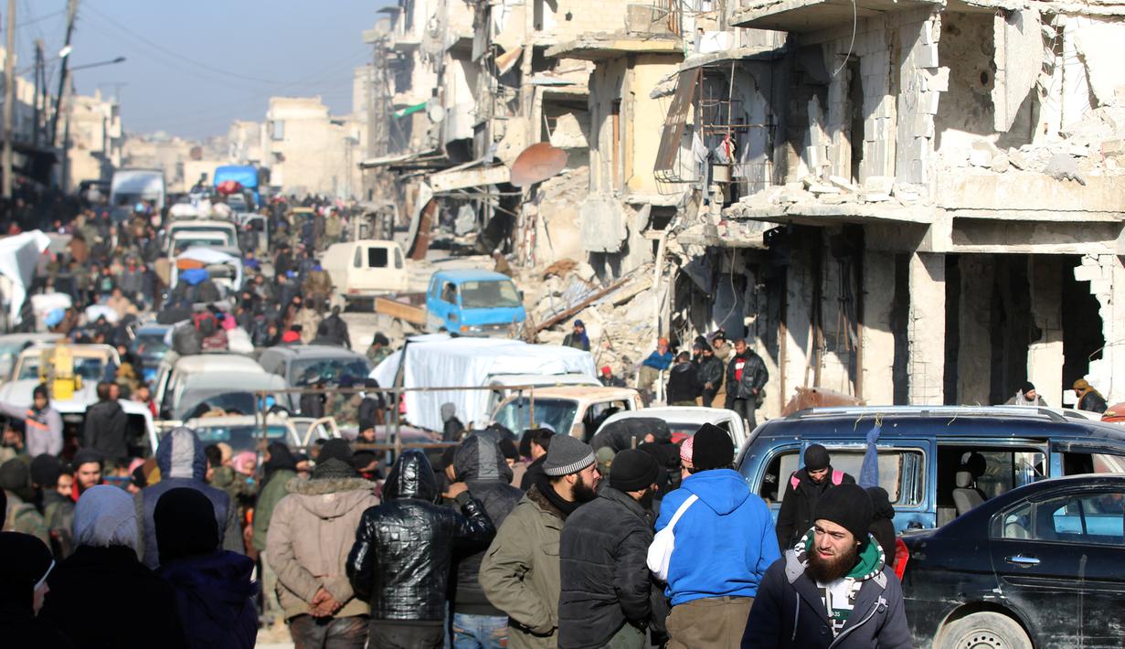 Warga Aleppo menunggu untuk dievakuasi dari sektor yang dikuasai pemberontak Aleppo timur, Suriah (18/12). (REUTERS / Abdalrhman Ismail)