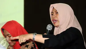 Perwakilan Perludem, Titi Anggraini (kanan) saat diskusi bersama KawalPilkada dan Bawaslu DKI Jakarta tentang penanganan data penghitungan suara Pilgub DKI Jakarta di kantor LBH, Jumat (3/3). (Liputan6.com/Helmi Fithriansyah)