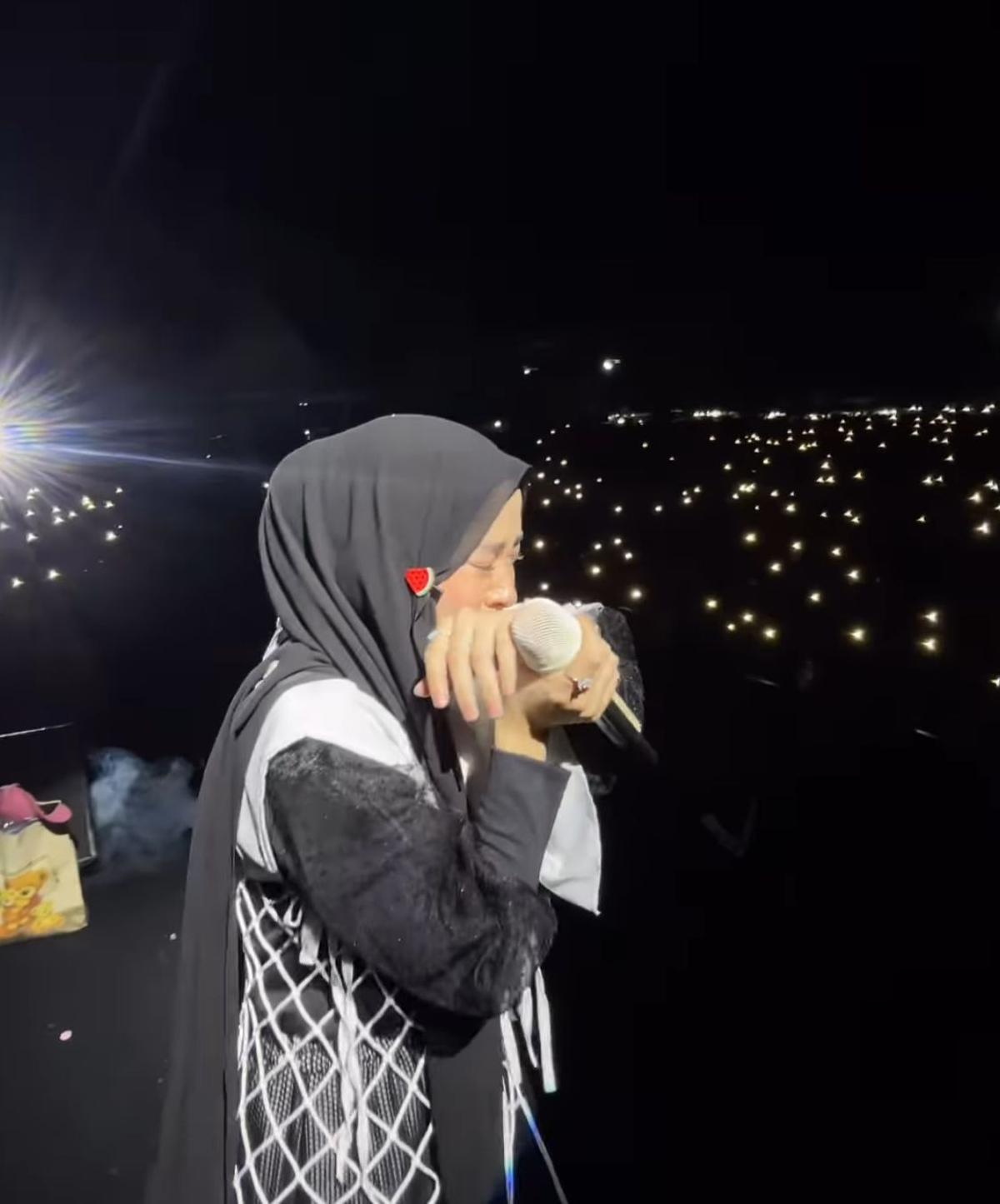Viral! Momen Haru, Nissa Sabyan Menangis Saat Nyanyikan Lagu Tentang Taubat di Panggung