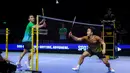 Pebulu tangkis tunggal putra Indonesia, Jonatan Christie (kiri) dari tim Blitzers bersiap mengembalikan kok ke arah Anthony Ginting dari tim Hurricanes dalam laga Badminton XL 2025 di Istora Senayan, Jakarta, Sabtu (04/10/2025). (Bola.com/Bagaskara Lazuardi)