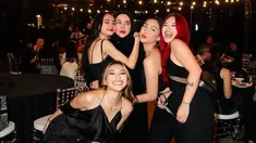 Begini potret bahagia Sarita Abdul Mukti mendapat kejutan dari keempat anaknya. Awalnya, Sarita hanya diajak dinner berlima dengan keempat putri cantiknya tersebut. Ternyata, mereka telah merencanakan sesuatu kepada sang ibunda.(Liputan6.com/IG/@queen_saritaabdulmukti)