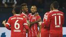 Para pemain Bayern Munchen merayakan gol yang dicetak oleh Arturo Vidal ke gawang Schalke pada laga Bundesliga, di Stadion Veltins, Selasa (20/9/2017). Bayern Munchen menang 3-0 atas Schalke. (AFP/Patrik Stollarz)