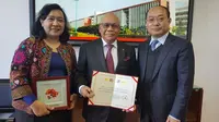 China Beri Gelar Profesor Emeritus Keuangan pada Jusman Syafii Djamal
