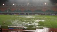 Wasit memutuskan menunda pertandingan RANS Nusantara FC kontra PSM Makassar pada menit ke-20 karena hujan deras yang mengguyur Stadion Pakansari, Cibinong. (Bola.com/Zulfirdaus Harahap)