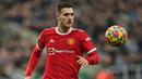 Diogo Dalot. Bek kanan Portugal berusia 22 tahun ini dilepas Porto ke Manchester United di awal musim 2018/2019 dengan mahar 19 juta pound. Hingga musim ke-4, ia telah tampil 51 laga di semua ajang dengan torehan 1 gol dan 3 assist dan sempat dipinjamkan ke AC Milan pada 2020/2021. (AFP/Paul Ellis)