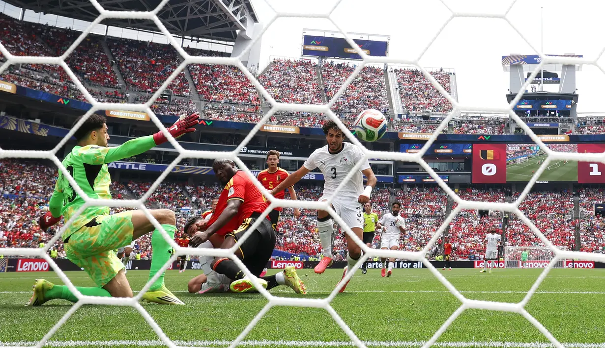 Bola umpan silang Thomas Meunier terkena kaki Hany yang tengah melakukan pengawalan ketat terhadap Lukaku. (AFP/Getty Images/Alex Grimm)