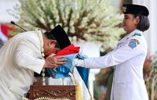 VIDEO: Momen Prabowo Cium Bendera Merah Putih Sebelum Dikibarkan di Istana