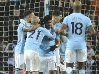 Para pemain Manchester City merayakan gol Sergio Aguero saat melawan Watford pada lanjutan Premier League di Etihad stadium, Manchester, (2/1/2018).  City menang 3-1. (AP/Rui Vieira)