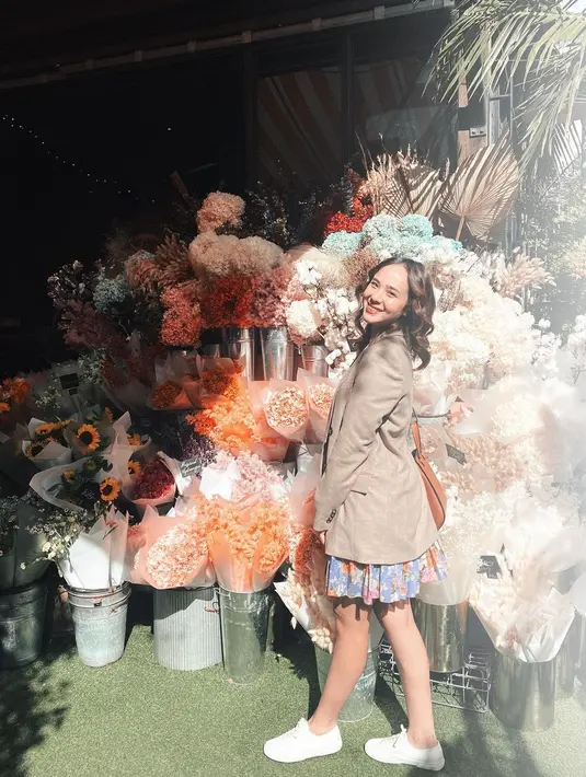 Selain dipadukan dengan celana jeans, sneakers putih juga klop jadi pasangan dress yang dipasangkan dengan jaket almamater atau blazer oversized, nih, seperti rekomendasi dari Pamela Bowie. (Foto: Instagram @pammybowie)