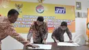 Ketua Bawaslu, Muhammad (kiri) bersama Kepala ANRI Mustari Irawan (kanan), menandatangani berita acara penyerahan arsip statis penyelesaian sengketa pemilu di Kantor Bawaslu, Jakarta, Jum'at (8/5/2015). (Liputan6.com/Andrian M Tunay)