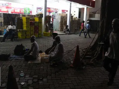 Sejumlah peserta Aksi Damai 4 November melaksanakan Salat Magrib berjamaah di depan mini market di Stasiun Gambir, Jakarta, Jumat (4/11). (Liputan6.com/Faizal Fanani)