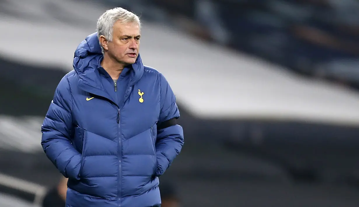 Pelatih Tottenham, Jose Mourinho, memperhatikan pemainnya saat menghadapi Ludogorets pada laga lanjutan Grup J Liga Europa di Tottenham Hotspur Stadium, Jumat (27/11/2020) dini hari WIB. Tottenham menang 4-0 atas Ludogorets. (AFP/Ian Kington/pool)