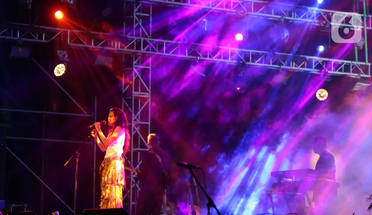 Penampilan Eva Celia di Synchronize Fest 2023 ditutup dengan lagu 'C.H.R.I.S.Y.E'. Penampilan tersebut menghadirkan penutupan aksi panggung yang epik. (Liputan6.com/Johan Tallo)