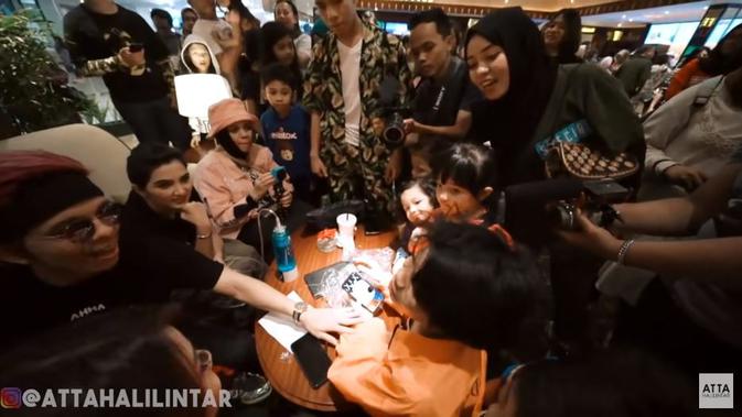 Momen Kedekatan Atta Halilintar dengan Keluarga Aurel Hermansyah (sumber:Youtube/Atta Halilintar)