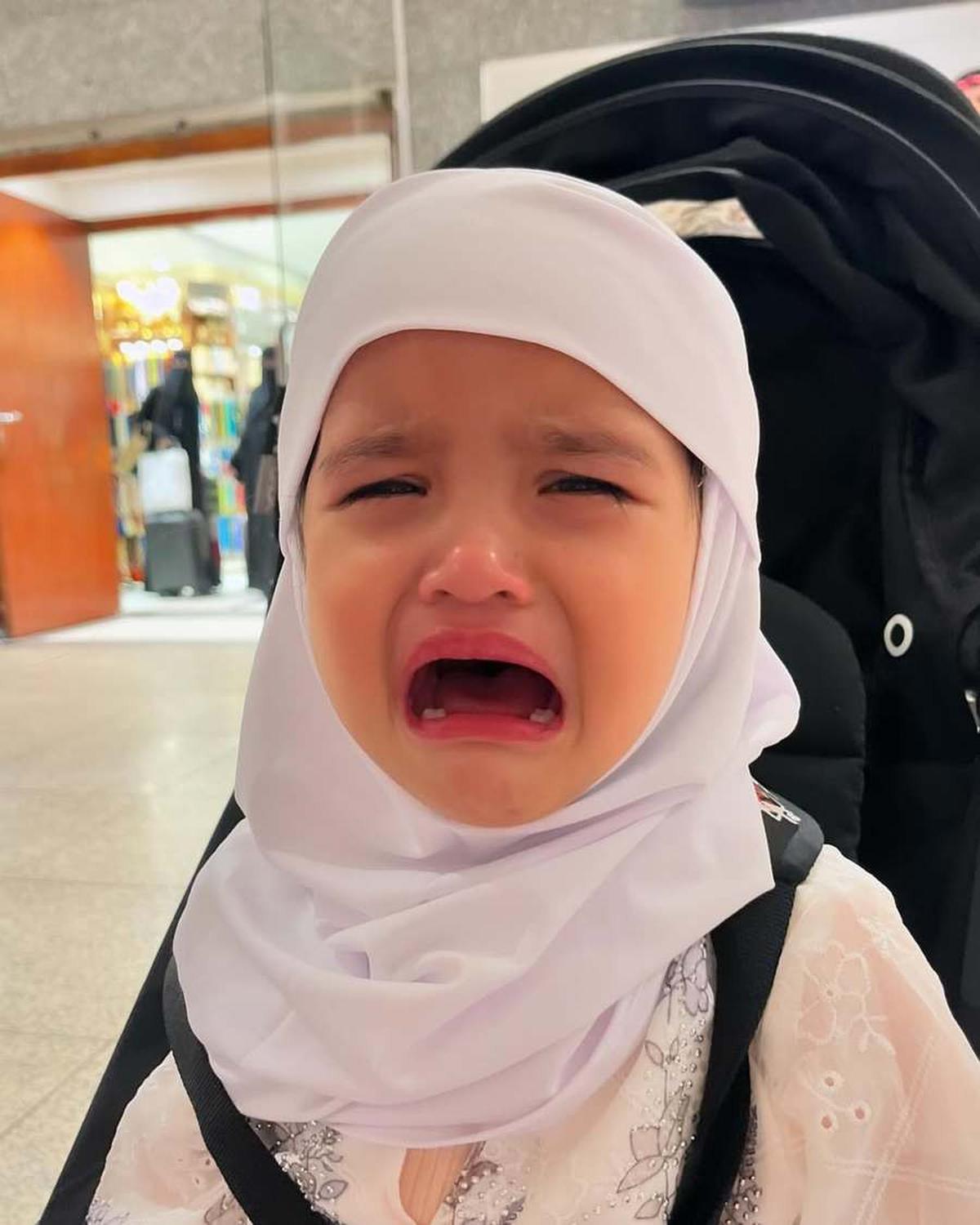 8 Momen Tasya Kamila Umrah Bareng Suami dan Bawa Dua Anak, Tampak Repot Tapi Tetap Bahagia