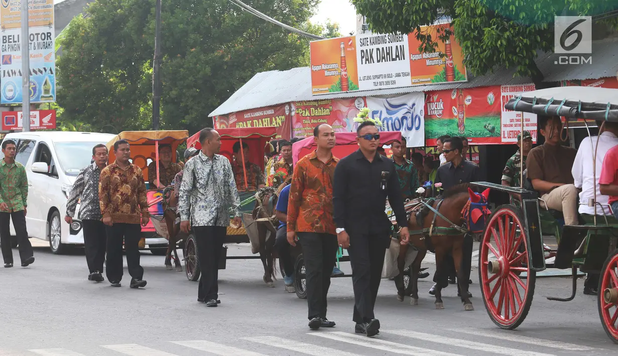 Panitia mengendarai andong melakukan simulasi kirab pernikahan Kahiyang-Bobby menuju Graha Saba Buana, Solo, Senin (6/11). Pernikahan tersebut akan digelar pada Rabu (8/11) lusa. (Liputan6.com/Angga Yuniar)
