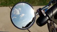 Ilustrasi kaca spion. 