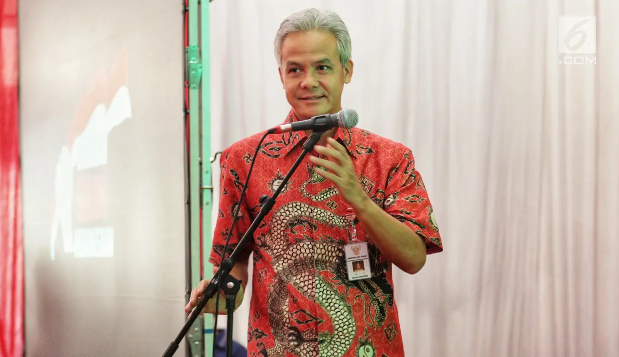Gubernur Jawa Tengah, Ganjar Pranowo memberikan sambutan dalam acara Dialog Kebangsaan di Stasiun Solo Balapan, Rabu (20/2). Dialog dalam rangkaian Jelajah Kebangsaan tersebut bertema 'Merawat Harmoni dan Persatuan'. (Liputan6.com/Johan Tallo)