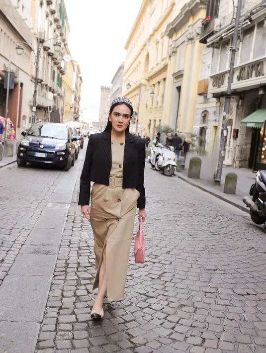 Untuk tampilan profesional, bisa padukan trench dress dengan cropped blazer. [Instagram/shandyaulia]