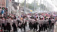 FOTO: Ricuh Penggusuran di Stasiun Kalideres