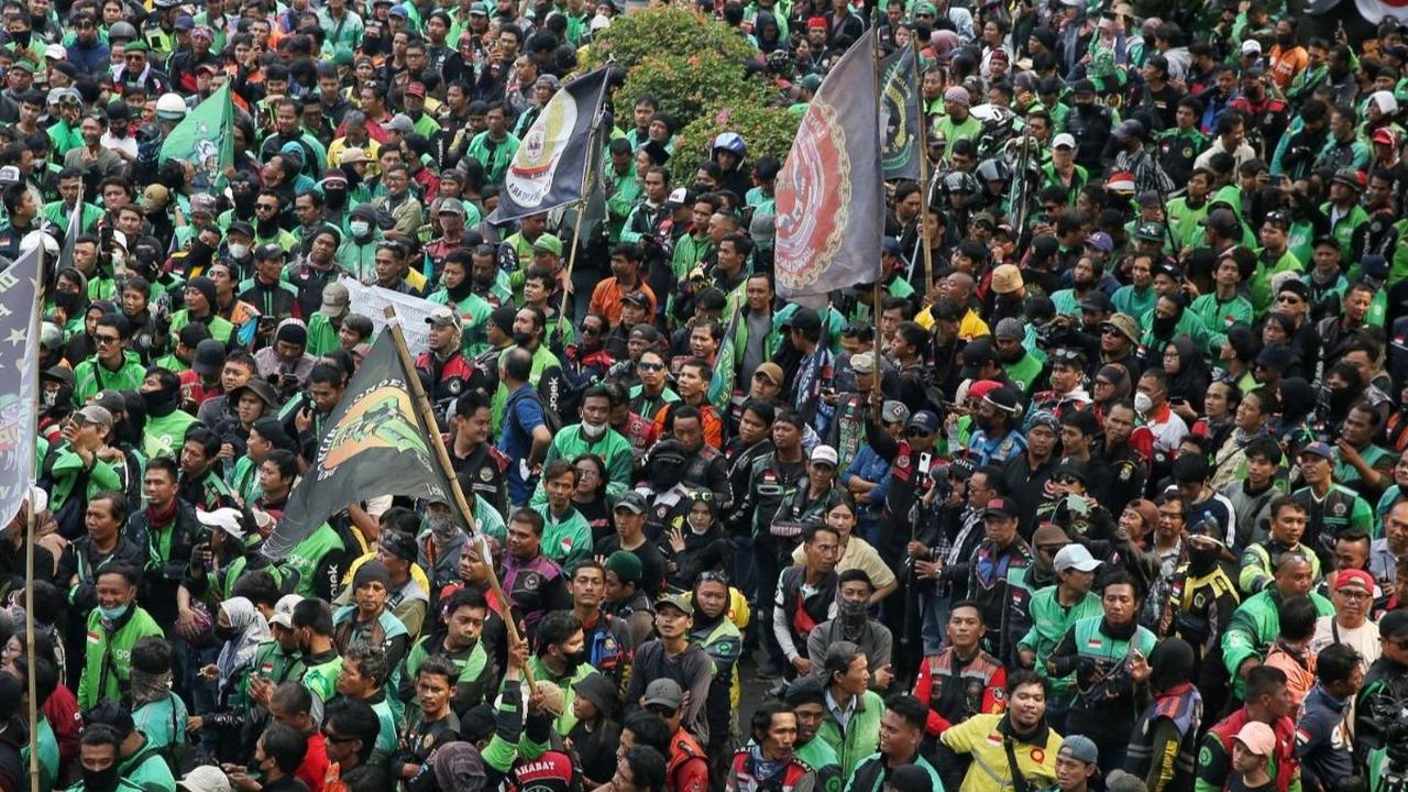 Massa ojek online masih menggelar aksi di depan Patung Kuda Arjuna, Jakarta, Kamis (29/8/2024). Aksi ini dilakukan untuk menuntut persoalan mengenai tarif di mana potongan yang dibebankan kepada mitra driver mencapai 20 persen hingga 30 persen. Foto: lip