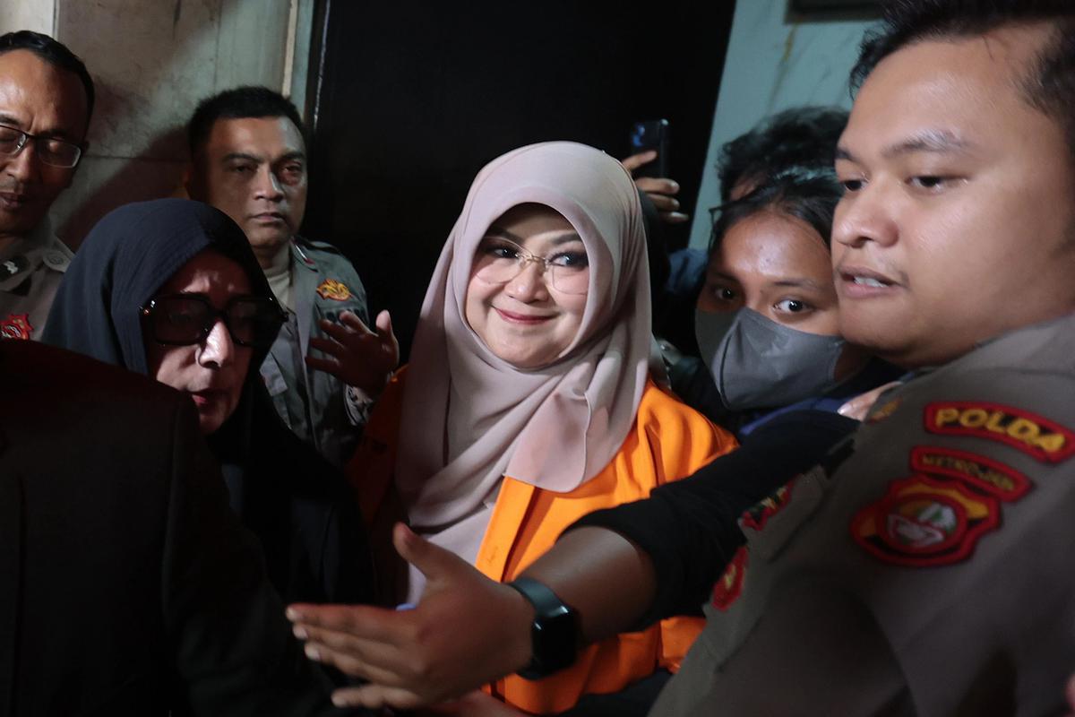 FOTO: Roy Suryo dan Dokter Tifa Dibawa ke Rumah Sakit Polri Usai Ditangkap