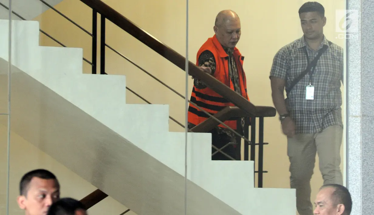 Pengusaha Tony Kongres penyuap Bupati Buton Selatan Agus Feisal menaiki tangga di gedung KPK, Jakarta, Selasa (10/7). Tony Kongres diperiksa terkait diduga suap proyek di wilayah Kabupaten Buton Selatan. (Merdeka.com/Dwi Narwoko)