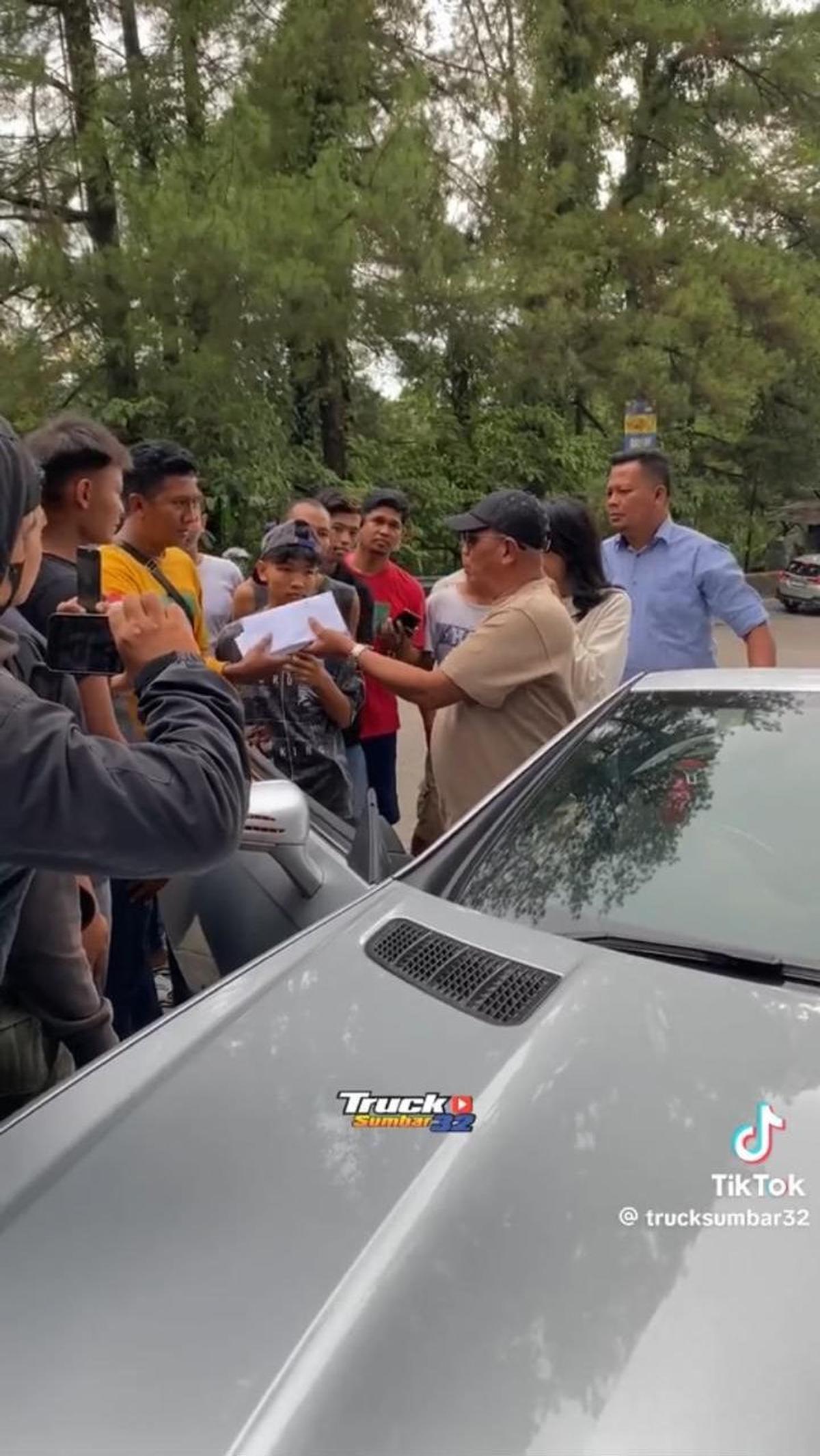 Bersama istri dan pengawalnya, ia pun menyerahkan amplop-amplop ini pada salah satu perwakilan mereka. Ia juga berpesan untuk membagikan amplop tersebut dengan adil.