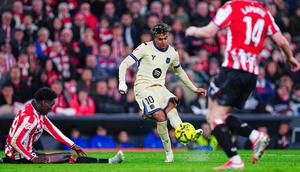 Pemain Barcelona, Lamine Yamal, mencetak gol ke gawang Athletic Bilbao pada pertandingan jornada ke-27 Liga Spanyol di Stadion San Mames, Minggu (8/3/2026). (AP Photo/Miguel Oses)