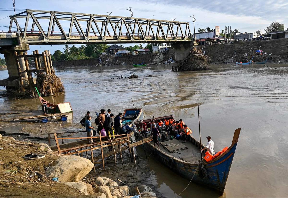 FOTO: Akses Terputus, Warga Kuta Blang Andalkan Penyeberangan Perahu Nelayan