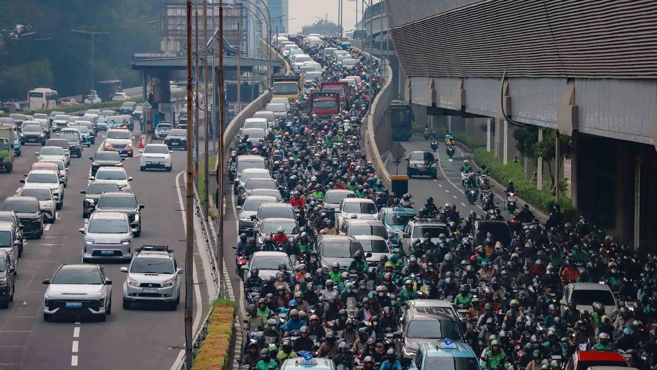 FOTO: Jakarta Kembali Macet di Hari Pertama Kerja dan Sekolah 2026