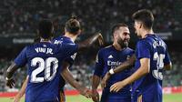 Para pemain Real Madrid merayakan gol yang dicetak Dani Carvajal dalam laga kontra Real Betis di Stadion Benito Villamarin, Seville, Minggu (29/8/2021) dini hari WIB. Real Madrid menang 1-0 dalam laga tersebut. (AP Photo/Jose Breton)