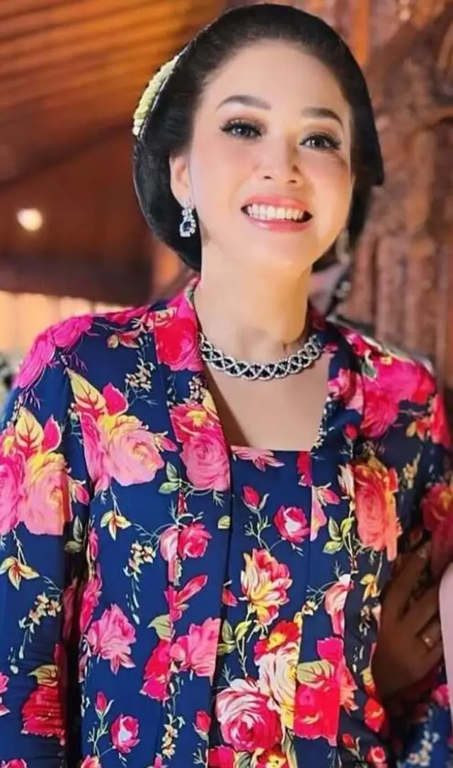 5. Maia Estianty Gunakan Blue Sapphire saat Pernikahan Al Ghazali