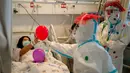 Para badut medis menghibur seorang pasien COVID-19 di ruang perawatan Ziv Medical Center di Kota Safed, Israel utara, pada 19 November 2020. (Xinhua/JINI/Erez Ben Simon)
