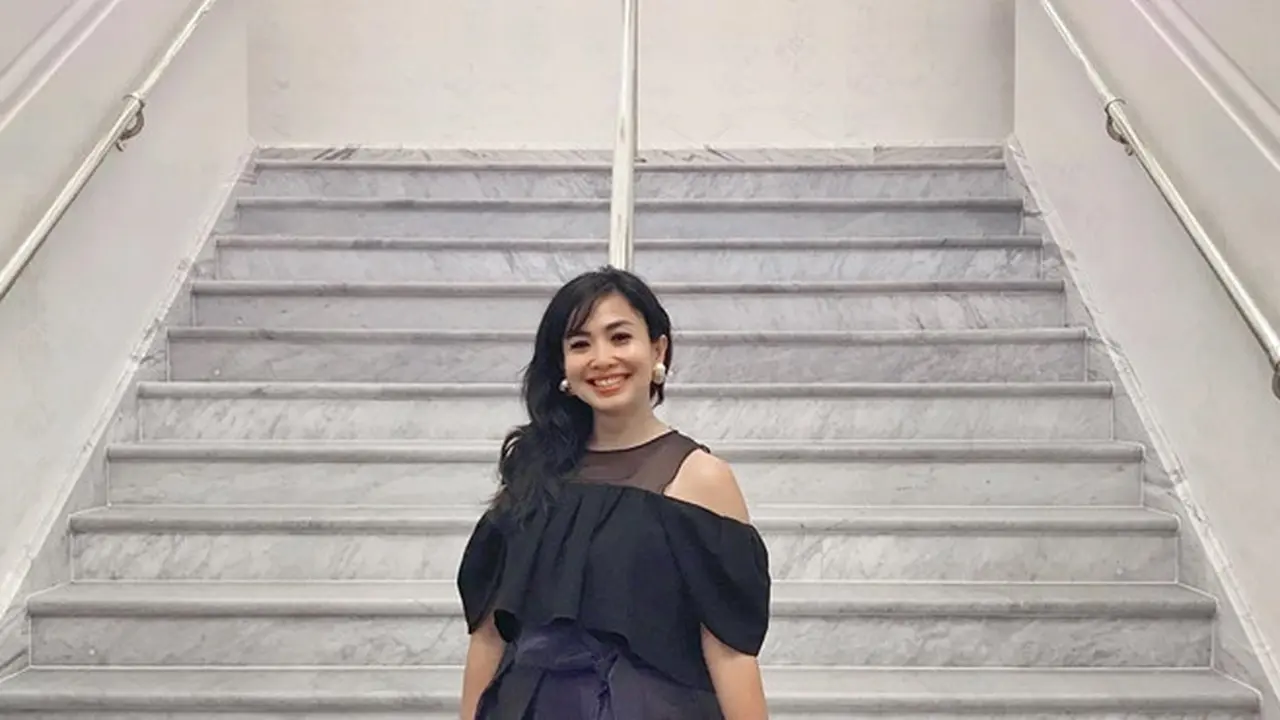 Jarang Tersorot, Ini 6 Potret Kompak Feni Rose dan Suami