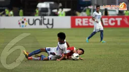 Aksi saling jegal diperlihatkan pemain Laos dan Filipina dalam laga lanjutan kualifikasi Piala AFC U19 yang berlangsung di Stadion GBK Jakarta (Liputan6.com/ Helmi Fithriansyah)