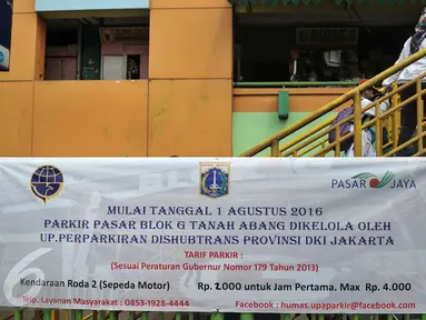 Spanduk pemberitahuan terpasang di PD Pasar Jaya Tanah Abang, Jakarta, Senin (1/8). Pemprov DKI melalui Badan Layanan Umum Daerah (BLUD) Perparkiran mengambil alih pengelolaan parkir 15 pasar PD Pasar Jaya. (Liputan6.com/Yoppy Renato)