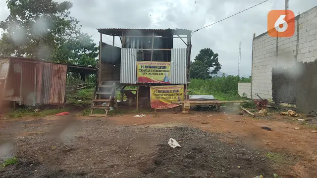 Papan bicara 'Tanah Milik Adrian Waworuntu' (Liputan6.com/Fauzan)