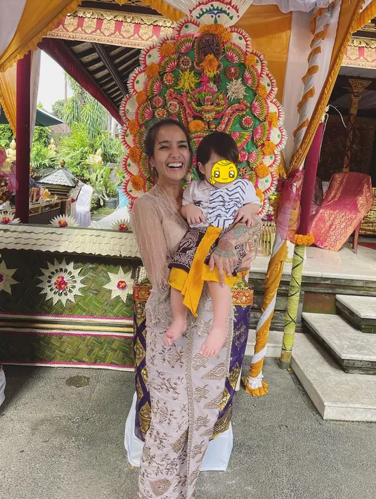Sheila Marcia tampil memukau mengenakan kebaya Bali saat kondangan. (Sumber: Instagram/itssheilamj)