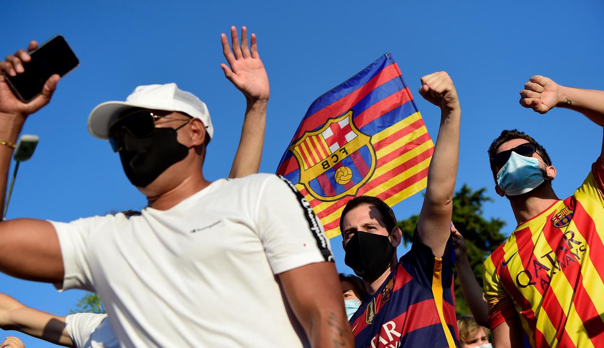 Suporter saat protes di depan kantor Barcelona, Rabu (26/8/2020). Dalam aksi tersebut fans meminta Lionel Messi bertahan dan menuntut Josep Maria Bartomeu mundur dari jabatannya. (AFP/Pau Barrena)