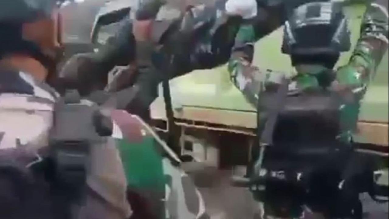 Oleh karena itu, kata dia, dibutuhkan kebijakan dan langkah taktis yang tegas dan lebih keras dalam memitigasi risiko yang telah dan akan muncul.&nbsp;<br><br>