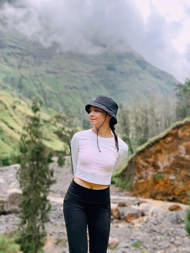 FOTO: Potret Angela Gilsha Mendaki Gunung Rinjani, Tampil Menawan Tanpa Makeup