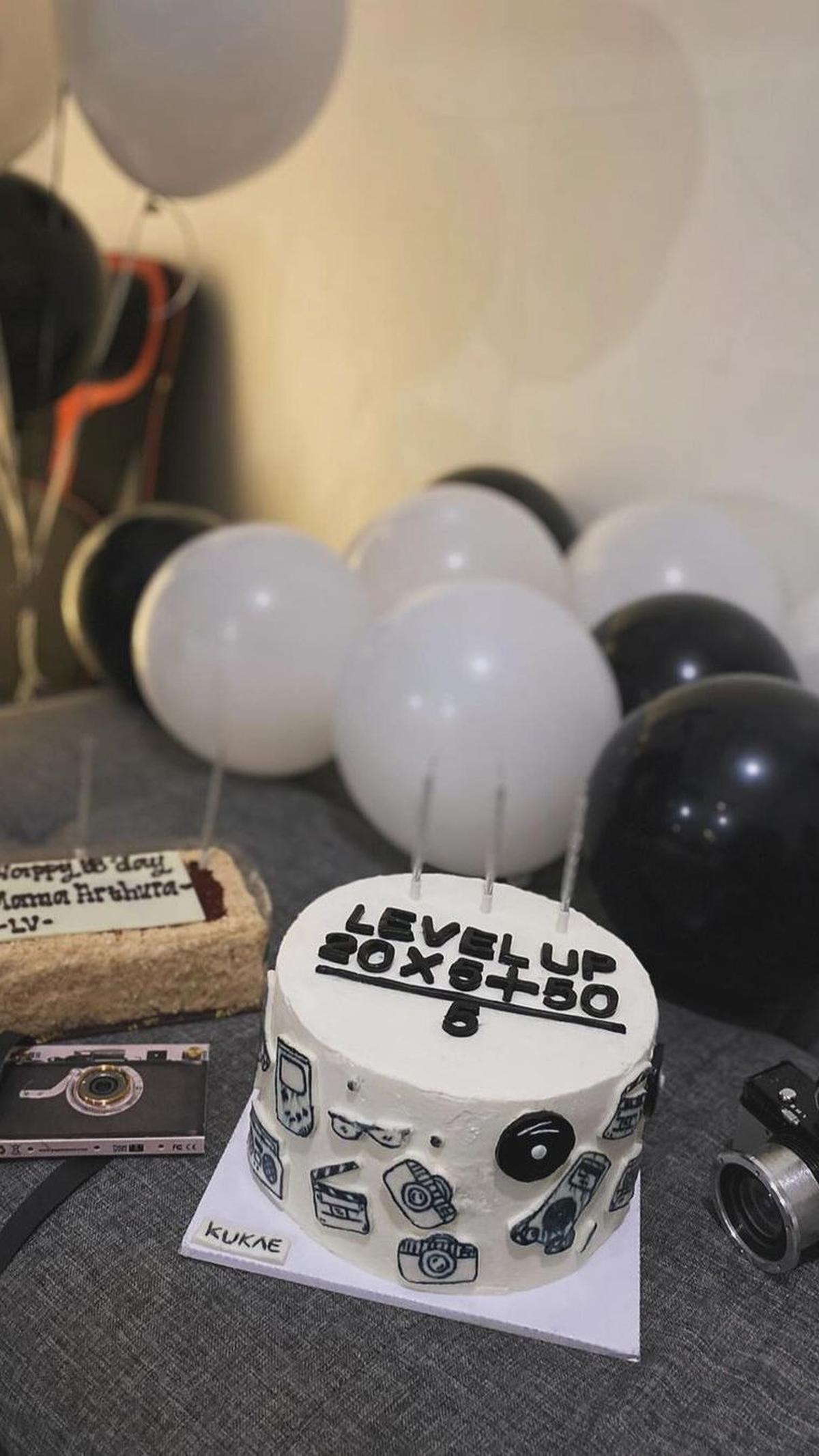 Kue ulang tahun itu pun berhasil membuat netizen salah fokus dan ramai-ramai berhitung.