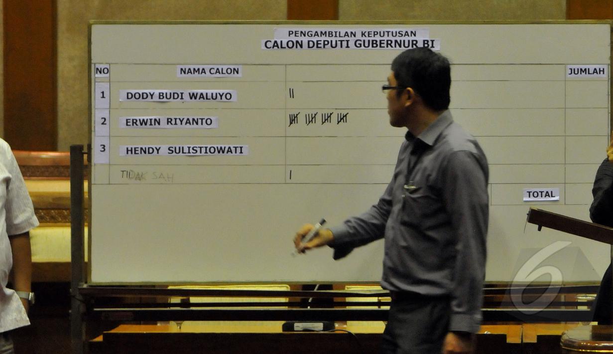 Petugas mencatat perolehan suara dalam voting pemilihan Deputi Gubernur Bank Indonesia yang dilakukan Komisi XI di Jakarta, Senin (20/4/2015). Komisi XI menyetujui Erwin Rijanto sebagai Deputi Gubernur BI yang baru. (Liputan6.com/Andrian M Tunay)