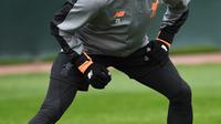 Gelandang Liverpool, Alex Oxlade-Chamberlain melakukan pemanasan selama latihan di Melwood di Manchester, Inggris (9/4). Pada leg pertama Liverpool menang besar 3-0 atas Manchester City di Stadion Anfield. (AFP Photo/Paul Ellis)