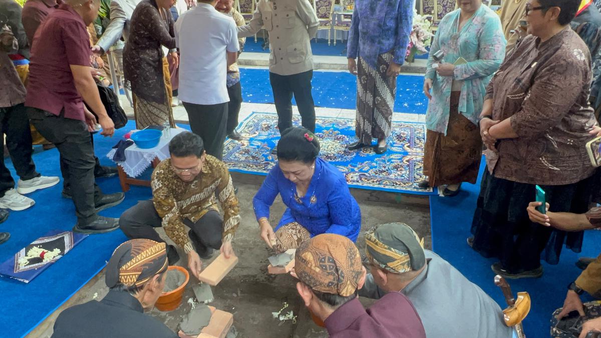 Menteri Kebudayaan Fadli Zon usai meresmikan pencanangan atau tanda dimulainya tahap lanjutan revitalisasi fisik di Keraton Kasunanan Surakarta Hadiningrat, Rabu (23/9). (merdeka.com/arie sunaryo).