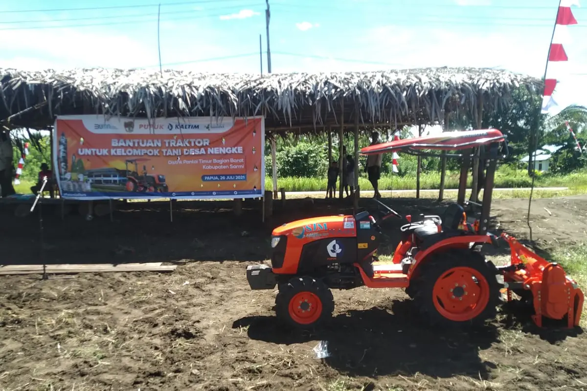 PT Pupuk Kalimantan Timur (PKT) salurkan satu unit traktor bagi kelompok tani Desa Nengke, Distrik Pantai Timur Bagian Barat, Kabupaten Sarmi Papua.