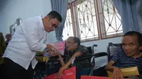 Wakil Ketua Komisi VIII DPR RI, Tb. Ace Hasan Syadzily saat menyerahkan bantuan bersama Kemensos di sela-sela Kunjungan Kerja Komisi VIII DPR RI ke Sentra Alyatama Kota Jambi, Selasa (9/05/2023).