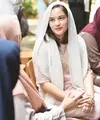 Kaftan satin dengan detail bordir pada bagian dada&nbsp; dan lengan sangat cocok dipadu padankan dengan selendang berbahan chiffon.&nbsp;(instagram/chelseaislan)