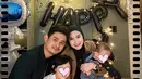 Kedua anak Miqdad Addausy dan Isel Fricella yang sedang dalam masa pertumbuhan tentunya lagi lucu-lucunya. Tingkahnya gemasnya saat ulang tahun ini pun tak lepas dari perhatian netizen. Berbeda dengan Zeb yang sedang asyik dengan dunianya sendiri, Zou sadar kamera dan pamer senyuman bersama orangtuanya. Dirayakan intim hanya berempat, momen kebersamaan Miqdad Addausy dan Nadya Fricella jadi lebih hangat. (Liputan6.com/IG/@miqdadsy)
